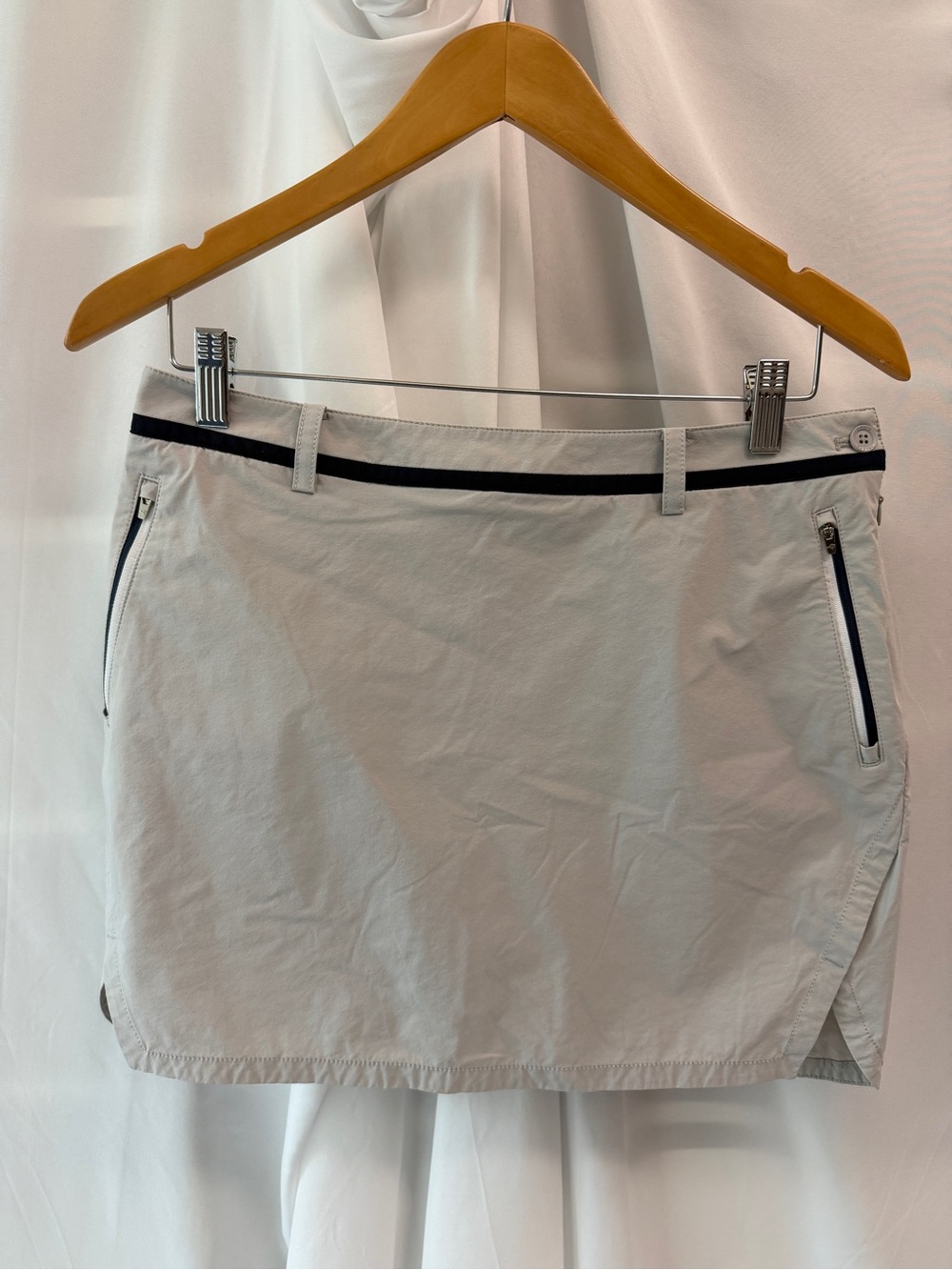 Louis Castel Light Grey Performance Zip Pocket Golf Skort Size 76 (US M/8)